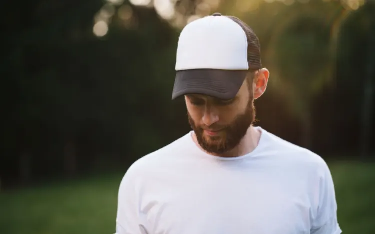 Casquettes et identité : miroir des cultures locales et reflet des tendances