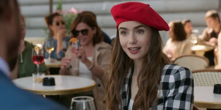 Les chapeaux iconiques d'Emily in Paris : décryptage des accessoires