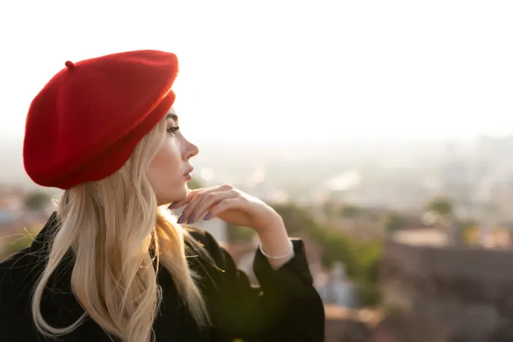 Comment porter le béret ? 10 looks du classique au contemporain