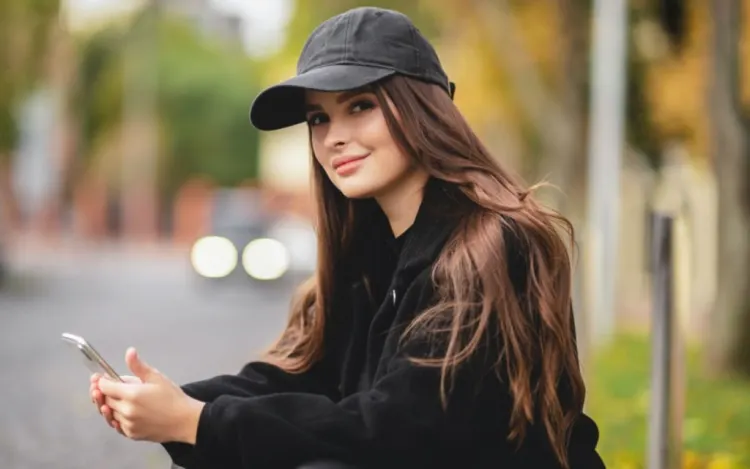 De l'utilitaire au style : l'extraordinaire métamorphose de la casquette à trave