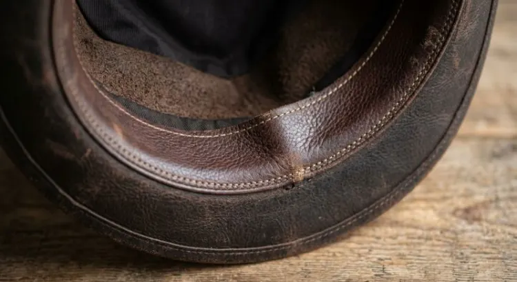 Comment ajuster un chapeau légèrement trop grand ?